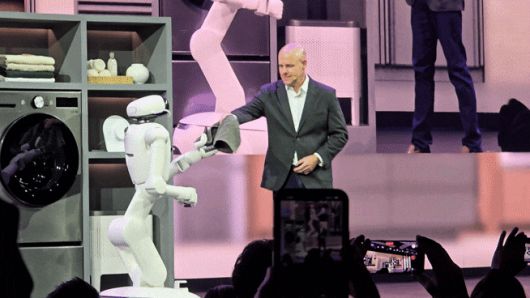 5일(현지시각) 미국 라스베이거스 만달레이베이 컨벤션센터에서 열린 CES 2026 ‘LG 월드 프리미어’ 행사에서 홈 로봇 ‘클로이드’가 세탁기 앞에서 수건을 건네받고 있다./라스베이거스=정두용 기자