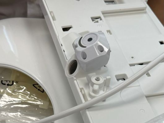 박 교수가 개발한 '스마트 변기' 모듈이 시제품 비데에 장착된 모습./싱가포르=박수현 기자