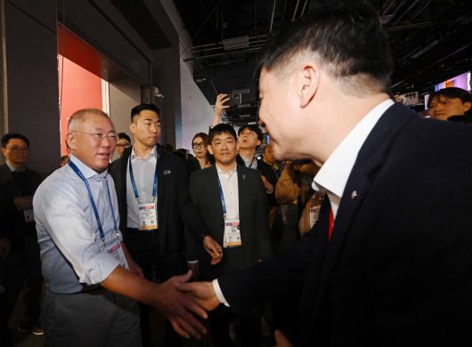 정의선 현대자동차 회장이 6일(현지 시각) 미국 네바다주 라스베이거스 컨벤션센터(LVCC)에서 열린 CES 2026에서 LG전자 부스를 찾아 류재철 LG전자 최고경영자(CEO)와 악수하고 있다. /연합뉴스