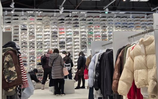 지난 5일 오전 11시 서울 성동구 성수동 무신사 스토어 성수에서 외국인 관광객들이 상품을 둘러보고 있다. /권유정 기자