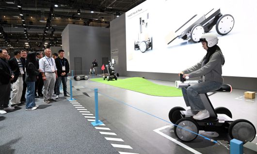 정의선 현대차그룹 회장이 세계 최대 가전·정보기술(IT) 전시회 'CES 2026'가 개막한 6일(현지 시각) 미국 네바다주 라스베이거스 컨벤션센터에 마련된 현대차그룹 부스를 방문해 차세대 자율주행 모빌리티 플랫폼 '모베드(MobED)' 시연을 살펴보고 있다. /뉴스1