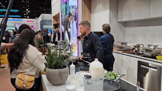한 셰프가 6일(현지시각) 개막한 세계 최대 IT·가전 전시회 ‘CES 2026’에 마련된 독일 보쉬 전시부스에서 제품을 설명하고 있다./라스베이거스=전병수 기자