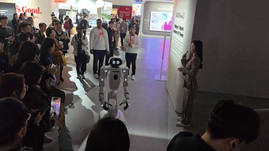 홈 로봇 ‘LG 클로이드’가 6일(현지시각) 개막한 세계 최대 IT·가전 전시회 ‘CES 2026’의 주 전시장인 미국 라스베이거스 컨벤션센터(LVCC) 센트럴홀에 마련된 LG전자 전시부스에서 관람객을 안내하고 있다./라스베이거스=정두용 기자