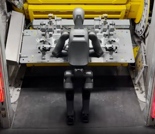 미국 로봇 스타트업 ‘피규어 AI’의 ‘피규어 02’ 로봇이 미국 사우스캐롤라이나주 스파르탄버그 BMW 공장에서 차 부품을 조립하는 모습./BMW 웹사이트 캡처