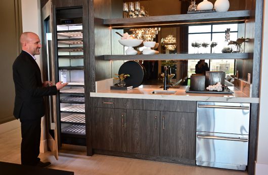 마이클 쿰 LG전자 빌더·SKS세일즈팀 직원이 SKS 모델하우스에 설치된 컬럼 와인셀러를 소개하고 있다./LG전자