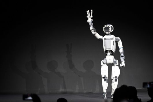 세계 최대 가전·정보기술(IT) 전시회 'CES 2026' 개막을 하루 앞둔 5일(현지 시각) 미국 네바다주 라스베이거스 만달레이베이에서 열린 현대차그룹 프레스 컨퍼런스에서 차세대 전동식 아틀라스 시제품이 손인사하고 있다. /뉴스1