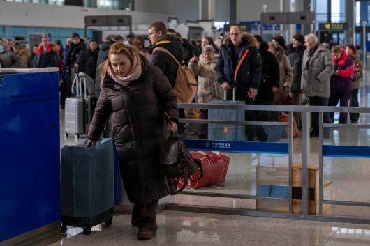 8일 중국 동북부 헤이룽장성 쑤이펀허시 공동 검사장에서 입국 승객들이 세관 검사를 받고 있다. /연합뉴스