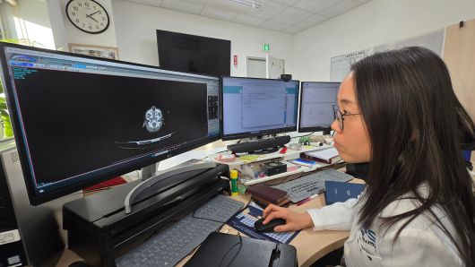 박소형 국립과학수사연구원(국과수) 법의관이 변사 사건 정보를 살펴 보고 있다. /윤희훈 기자