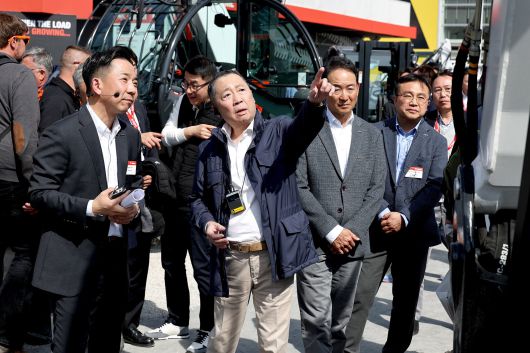 박정원 두산그룹 회장이 지난해 4월 독일 뮌헨에서 열린 유럽 최대 건설기계 박람회 '2025 바우마'에 참석해 전시를 둘러보고 있다. /두산그룹 제공