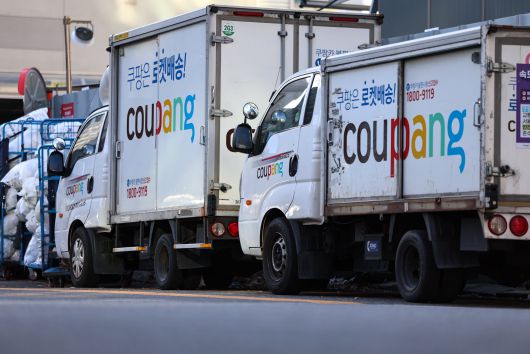 서울 시내 한 쿠팡 물류센터에 주차된 배송차량. /뉴스1