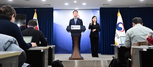 류제명 과학기술정보통신부 2차관이 15일 서울 종로구 정부서울청사에서 독자 AI 파운데이션 모델 프로젝트 1차 단계 평가 결과를 브리핑하고 있다. /뉴스1