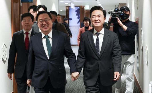 이장우(왼쪽) 대전시장과 김태흠 충남도지사가 지난달 24일 오전 충남도청에서 대전충남 행정통합 관련 회동에 앞서 손을 잡고 이동하고 있다. /뉴스1