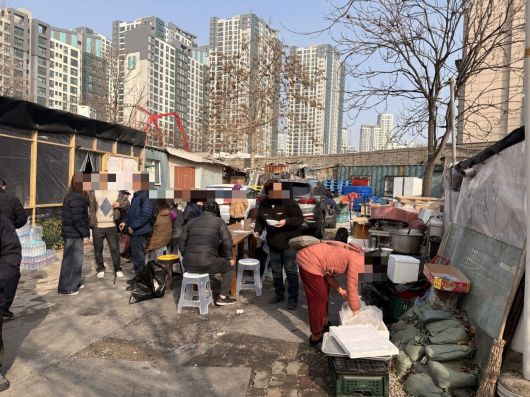 16일 서울 강남구 개포동 구룡마을 화재 현장 인근에서 주민들이 식사 중이다. /이호준 기자