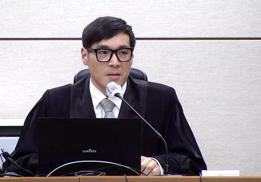 서울중앙지법 형사합의35부 백대현 부장판사가 16일 서울 서초구 서울중앙지법에서 열린 윤석열 전 대통령에 대한 특수공무집행방해, 범인도피교사, 직권남용 권리행사방해 혐의 등 사건에 대한 1심 선고 공판에서 윤 대통령에게 징역 5년을 선고하고 있다. /서울중앙지법 제공