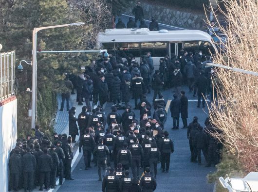 작년 1월 3일 윤석열 전 대통령에 대한 체포영장 집행에 나선 고위공직자범죄수사처 수사관들이 서울 한남동 대통령 관저 입구에서 경호처와 대치 중이다. /조선DB