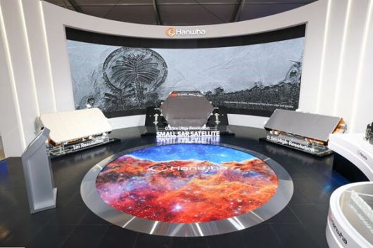 지난 2024년 10월 KADEX 2024 한화 부스에 전시된 한화시스템의 소형 SAR 위성 3종. /한화시스템 제공