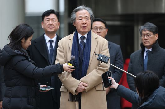 정기석 국민건강보험공단 이사장이 지난 15일 서울 서초구 서울고등법원에서 주요 담배회사들을 상대로 제기한 대규모 손해배상 청구 소송 2심 패소에 대해 발언하고 있다. /연합뉴스