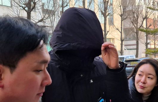 김경 서울시의원으로부터 공천헌금 1억원을 받아 강선우 무소속 의원에게 전달했다고 지목된 강 의원의 전 보좌관 남 모씨가 2차 경찰 조사를 받기 위해 지난 1월 17일 오전 서울 마포구 서울경찰청 공공범죄수사대로 출석하고 있다. /뉴스1