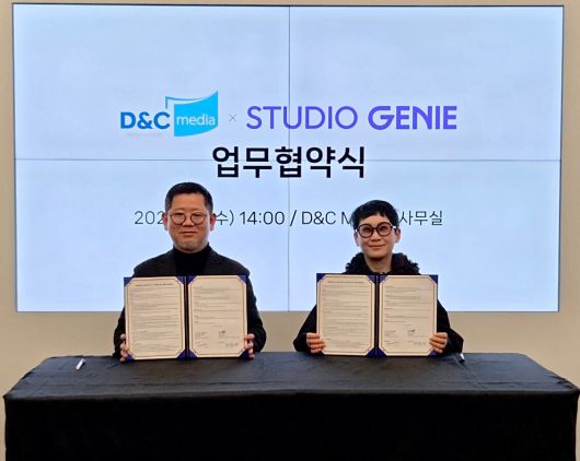 kt 스튜디오지니 정근욱 대표(왼쪽)와 디앤씨미디어 최원영 대표가 협약식에서 포즈를 취하고 있다.