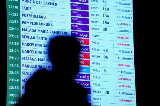 18일 스페인 코르도바 인근 아다무즈에서 고속 열차 두 대가 탈선한 후 열차 지연과 결항으로 가득 찬 마드리드 아토차 기차역 안내판. /연합뉴스