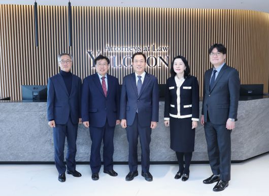 법무법인 율촌 ‘자본시장 불공정거래 대응센터’ 김수현(왼쪽부터) 변호사, 황진하 고문, 서태종 고문(센터장), 김태연 변호사, 서형석 변호사. /율촌 제공