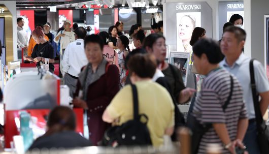 지난해 9월 서울 중구 신라면세점 서울점에서 중국인 관광객들이 쇼핑하고 있다. /뉴스1