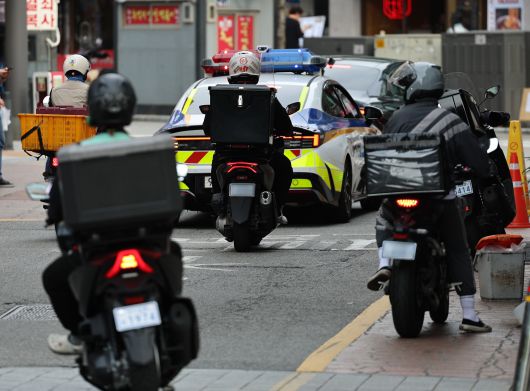 서울 시내에서 라이더들이 음식을 배달을 하고 있다. /뉴스1