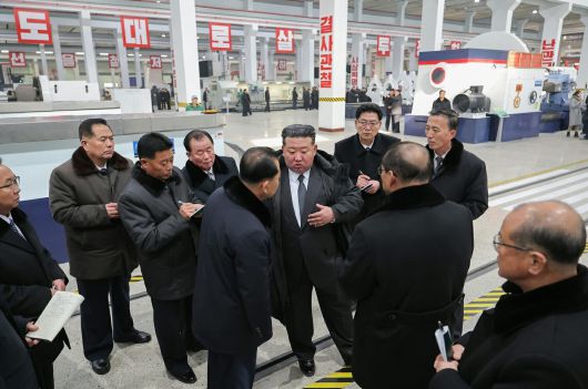 북한 노동당 기관지 노동신문은 20일 "룡성기계연합기업소 1단계 개건(리모델링) 현대화 대상 준공식이 1월19일 진행됐다"며 "경애하는 김정은 동지께서 준공식에 참석하시였다"고 보도했다./뉴스1