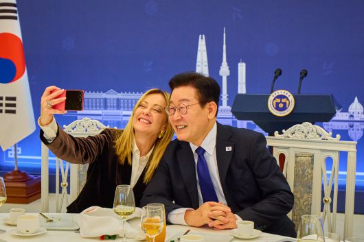 이재명 대통령과 조르자 멜로니 이탈리아 총리가 이달 19일 청와대에서 열린 공식 오찬에서 스마트폰으로 기념촬영을 하고 있다./청와대