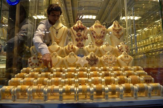 파키스탄 페샤와르의 한 시장에서 금세공사가 금 장신구를 팔고 있다. /연합뉴스