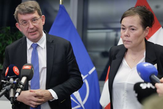 트뢸스 룬 포울센 덴마크 부총리 겸 국방부 장관(왼쪽) 과 비비안 모츠펠트 그린란드 외교연구부 장관(오른쪽)이 19일 벨기에 브뤼셀 NATO 본부에서 기자회견을 하고 있다. /연합뉴스