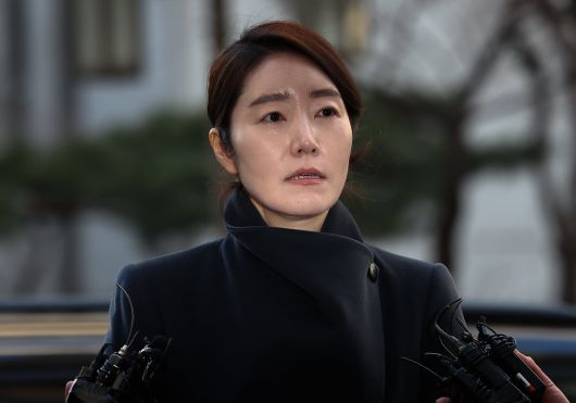 강선우 의원이 지난 20일 서울 마포구 서울경찰청 광역수사단 공공범죄수사대에 조사를 받기 위해 출석하며 취재진 질문에 답하고 있다. /뉴스1