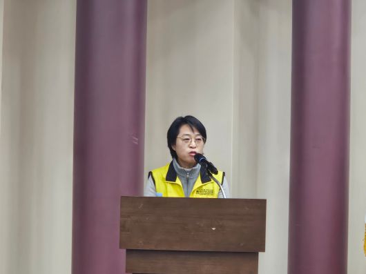 안수용 마트노조 홈플러스지부 위원장이 21일 국회 의원회관 제1소회의실에서 열린 홈플러스 사태 관련 긴급 좌담회에서 발표하고 있다./정재훤 기자