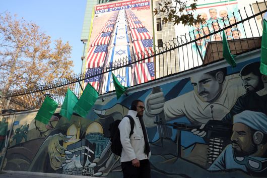 4일 이란 테헤란 팔레스타인 광장에서 한 남성이 미국과 이스라엘을 비난하는 광고판 옆을 걷고 있다. /연합뉴스