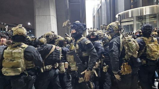 2024년 12월 3일 밤 비상계엄령이 선포됐다. 서울 여의도 국회가 봉쇄된 채 국회 본관 앞에서 국회에 진입하려는 계엄군과 정당 관계자들이 몸싸움을 하고 있다. /조선DB