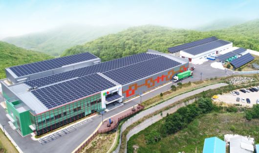 신성이엔지는 용인공장 지붕에 태양광 발전을 설치하고, AI 에너지 관리 시스템을 구축해 에너지 비용을 19% 절감했다. /신성이엔지 제공