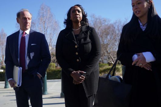 21일 미국 워싱턴 D.C.에서 리사 쿡 연방준비제도(Fed) 총재(가운데)가 변호사와 기자회견을 하고 있다. /연합뉴스