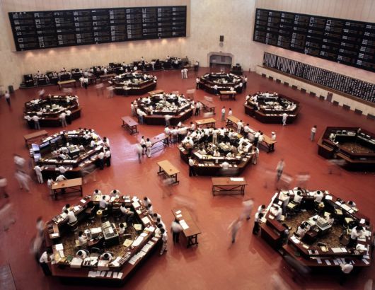 증권 거래를 수작업으로 하던 시절 상징적인 육각형 데스크가 있는 여의도 증권거래소(지금 한국거래소) 모습./한국거래소 제공