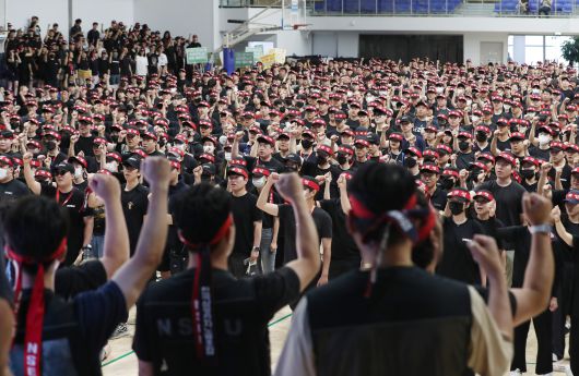 지난 2024년 7월 전국삼성전자노동조합 조합원들이 경기 용인시 기흥구 삼성세미콘스포렉스에서 열린 총파업 승리궐기대회에서 구호를 외치고 있다./뉴스1