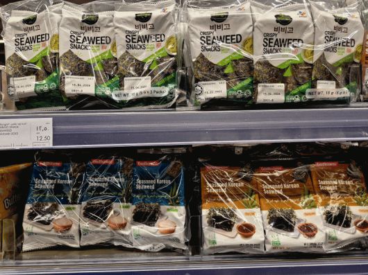 아랍에미리트 두바이에 있는 마트 매장에 진열된 조미김 제품들과 싱가포르의 한 매장에서 판매 중인 조미김 제품들. /민영빈 기자