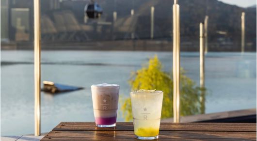 스타벅스 더춘천의암호R점에서 판매하는 특화 음료 보랏빛 라벤더 티라떼. /스타벅스코리아 제공