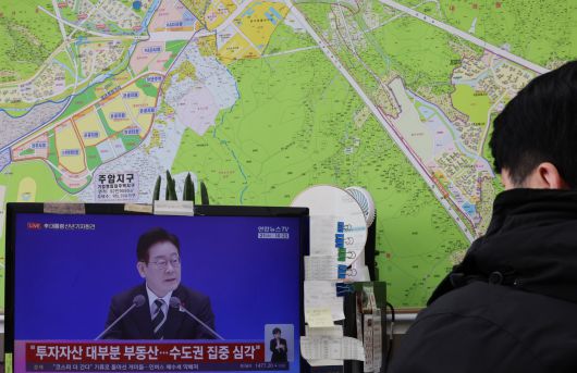 21일 서울 서초구 한 부동산 중개소 사무실에 이재명 대통령 신년 기자회견 방송이 나오는 모습./연합뉴스