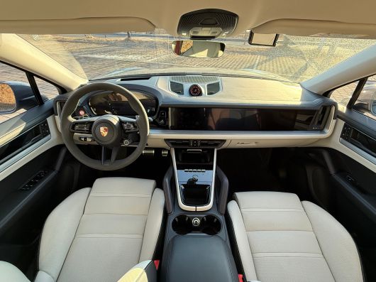 포르셰 카이엔 S E-하이브리드 쿠페형 2026년형 내부. 대시보드 상단을 낮춰 개방감을 확보했다./이윤정 기자