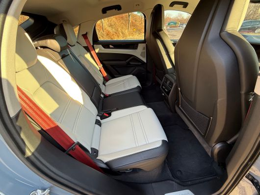 포르셰 카이엔 S E-하이브리드 쿠페형 2026년형 내부 2열./이윤정 기자