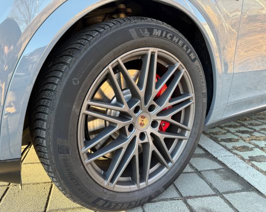 포르셰 카이엔 S E-하이브리드 쿠페형 2026년형의 타이어./이윤정 기자