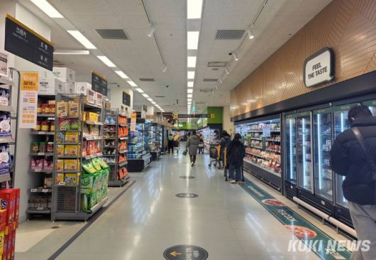 실내마스크 착용 의무 해제일인 30일 오전 서울 양천구 이마트 목동점 식품 매장에서 시민들이 장을 보고 있다.   사진=김한나 기자