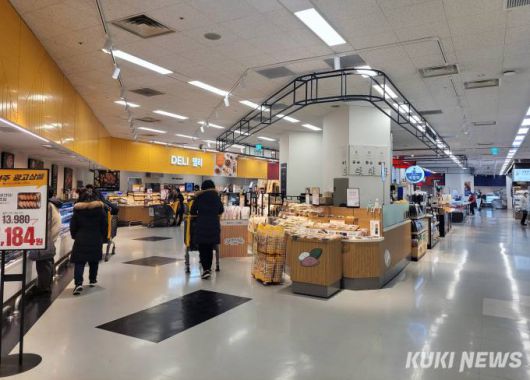 실내마스크 착용 의무 해제일인 30일 오전 서울 양천구 이마트 목동점 식품 매장에서 시민들이 장을 보고 있다.   사진=김한나 기자