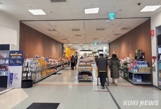 실내마스크 착용 의무 해제일인 30일 오전 서울 양천구 이마트 목동점 식품 매장에서 시민들이 장을 보고 있다.   사진=김한나 기자