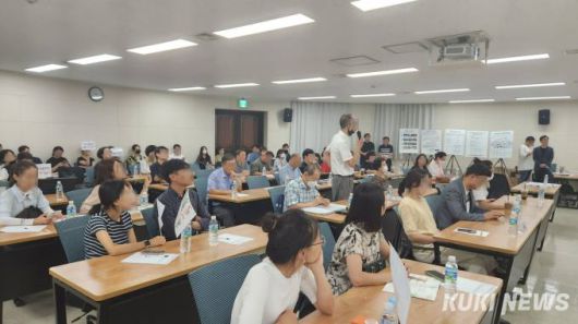A 아파트 주민이 모든 구간에 차폐판을 설치할 것을 요구하고 있다.    사진=이소연 기자