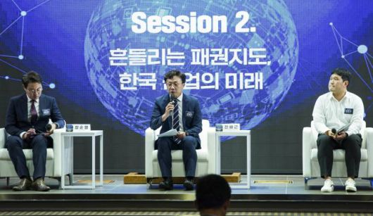 21일 오후 서울 여의도 국민일보 컨벤션홀에서 열린 2023 쿠키뉴스 산업 포럼에서 질의응답 시간을 갖고 있다.(왼쪽부터)정순영 쿠키뉴스 기자, 전배근 한국반도체산업협회 정책지원본부 정책지원실 실장, 김준수 한국배터리산업협회 연구원. 사진=임형택 기자